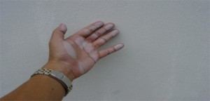 Bụi phấn khi xoa tay lên tường